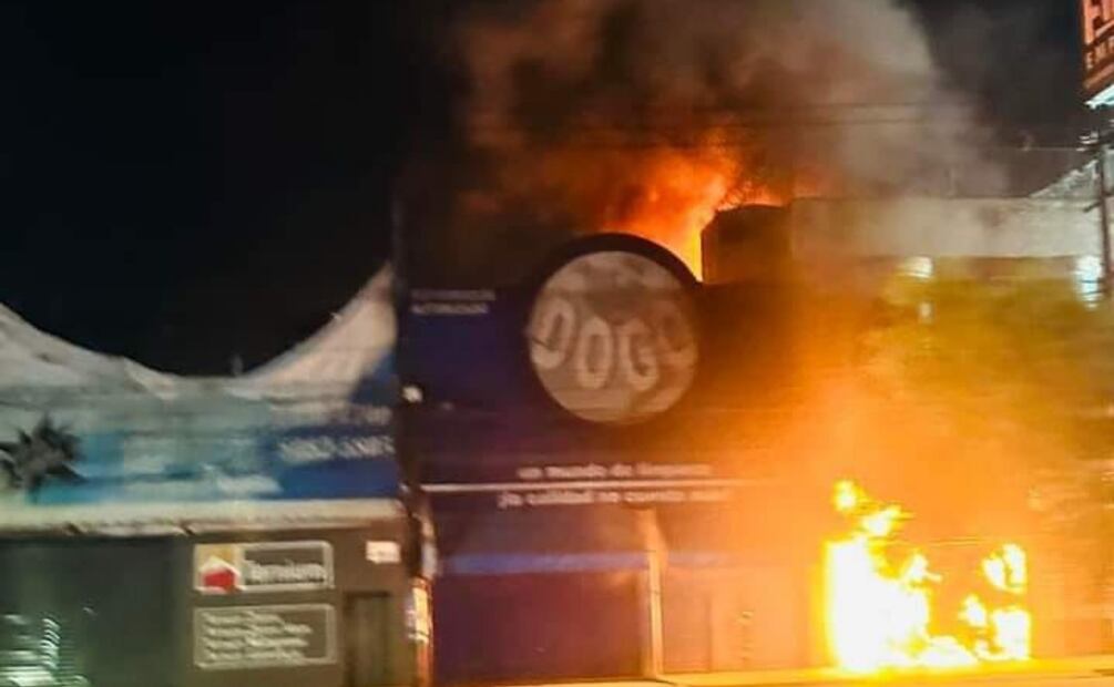 El fuego inició en un predio aledaño a una conocida casa de empeño, en la zona de Valle de Santiago, cerca del Metro Olímpica. Foto: Especial