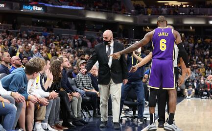 LeBron James retira a dos aficionados del partido entre Pacers y Lakers