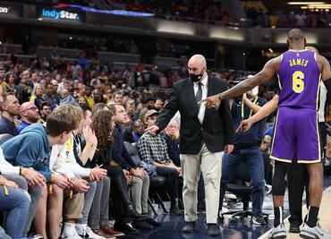 LeBron James retira a dos aficionados del partido entre Pacers y Lakers