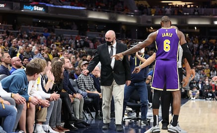 LeBron James retira a dos aficionados del partido entre Pacers y Lakers