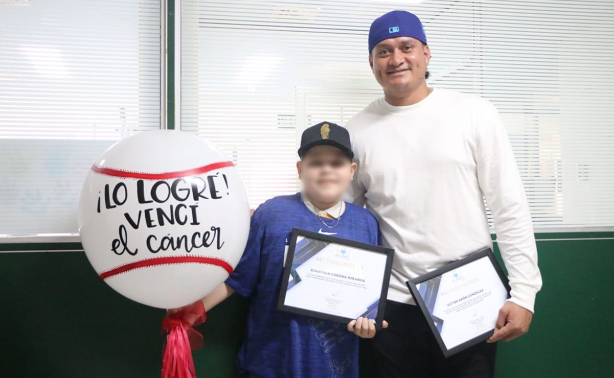 Víctor Aaron González, pitcher profesional del equipo de los Dodgers, y Jonathan “N”, menor que superó el cáncer. Foto: Especial