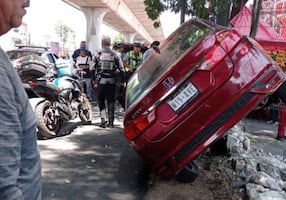 Auto se estrella contra puestos en autopista México–Cuernavaca; conductor perdió el control tras tener incidente con una camioneta