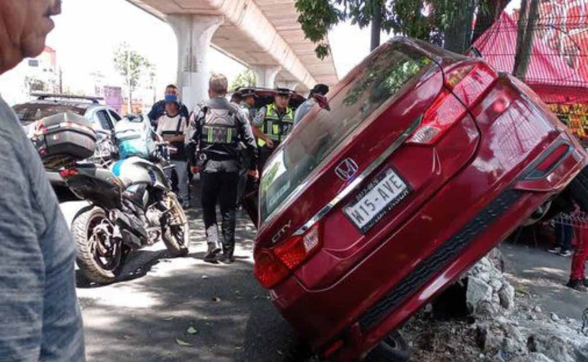 Auto se estrella contra puestos en autopista México–Cuernavaca; conductor perdió el control tras tener incidente con una camioneta