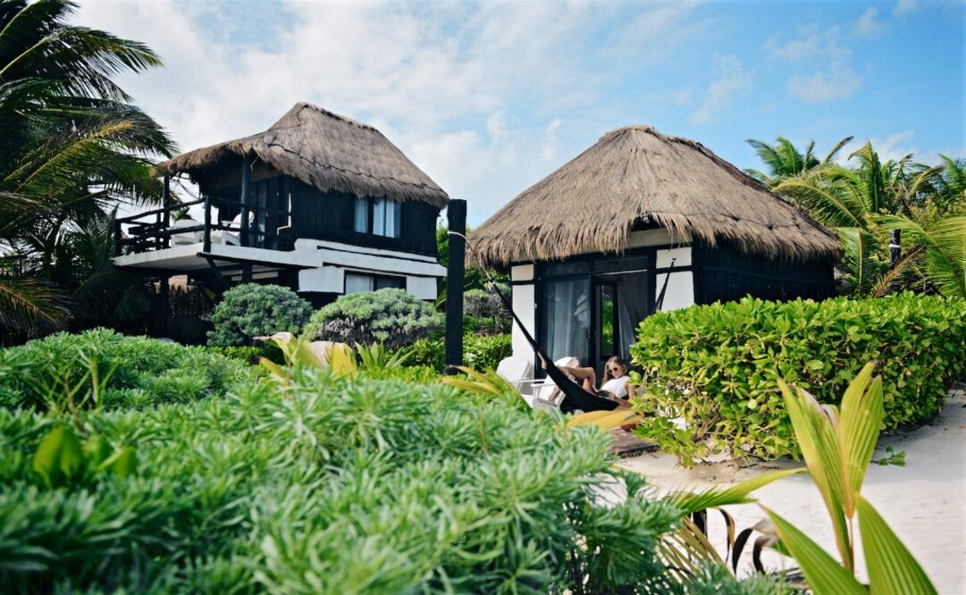 Las  Casitas se encuentran a pocos metros frente al mar con acceso directo a la playa a través de una escalera natural. (Foto: Coco Tulum)