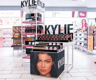 Kylie Jenner cede mitad de su compañía