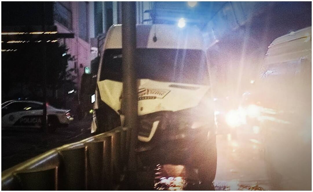 Choque de combi con donas. Foto: Especial