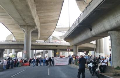 Extrabajadores de la Ruta 100 bloquean circulación en Anillo Periférico frente a la CNDH 
