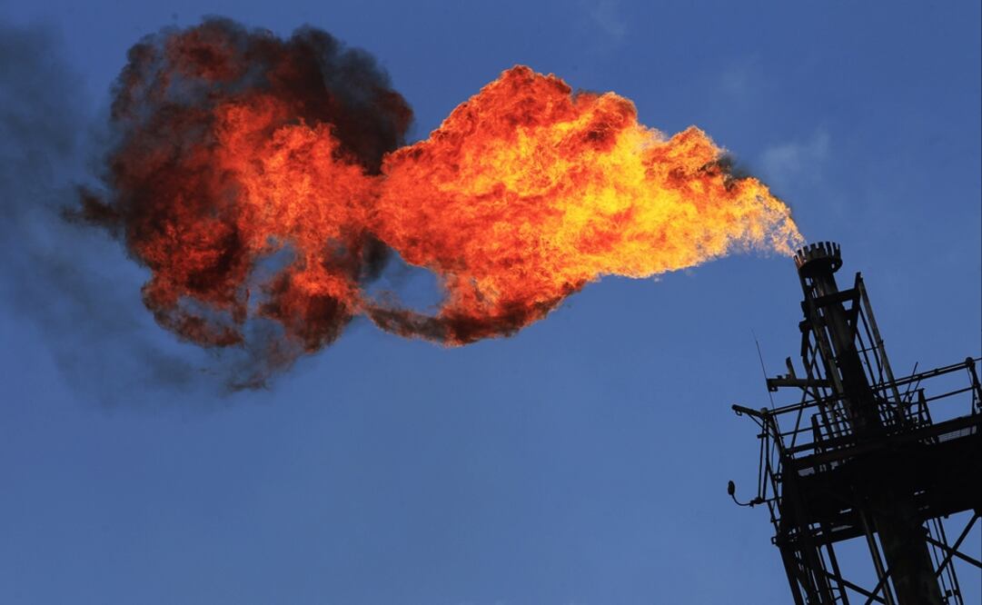 The full-service maintenance programs for both refineries have a cost of 15,000 million pesos, a part of which will have to be absorbed by the incoming administration - Photo: Henry Romero/REUTERS