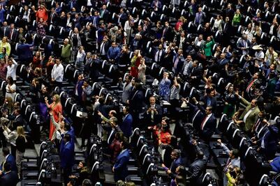 Choques con tintes electorales marcan día del Quinto Informe