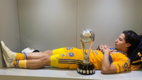 Diego Lainez lanza dardo tras ser campeón y recibir polémica pregunta de Oswaldo Sánchez: "Seguimos fracasando"