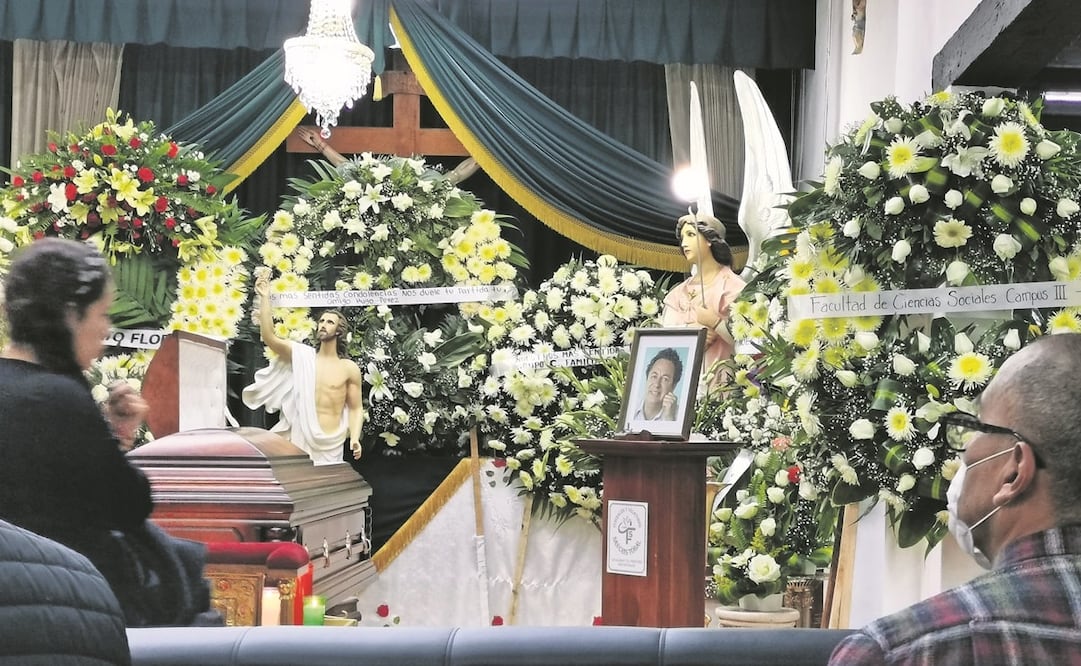 Académicos, compañeros y políticos acompañaron a la familia de Fredy López en la funeraria. Foto: Fredy Martín. El Universal