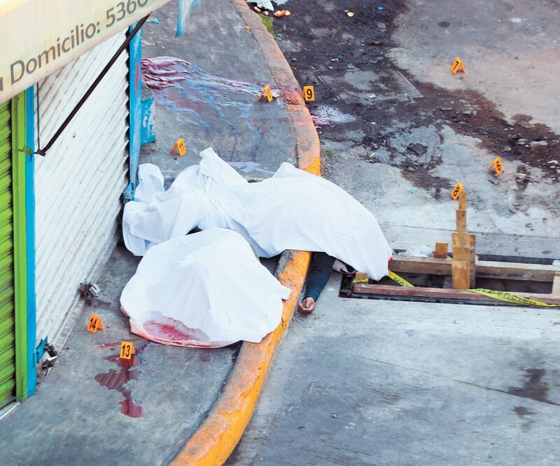 En calles de Naucalpan tres personas fueron ejecutadas por sujetos que viajaban en un auto de lujo. Foto: RICARDO PÉREZ. EL UNIVERSAL
