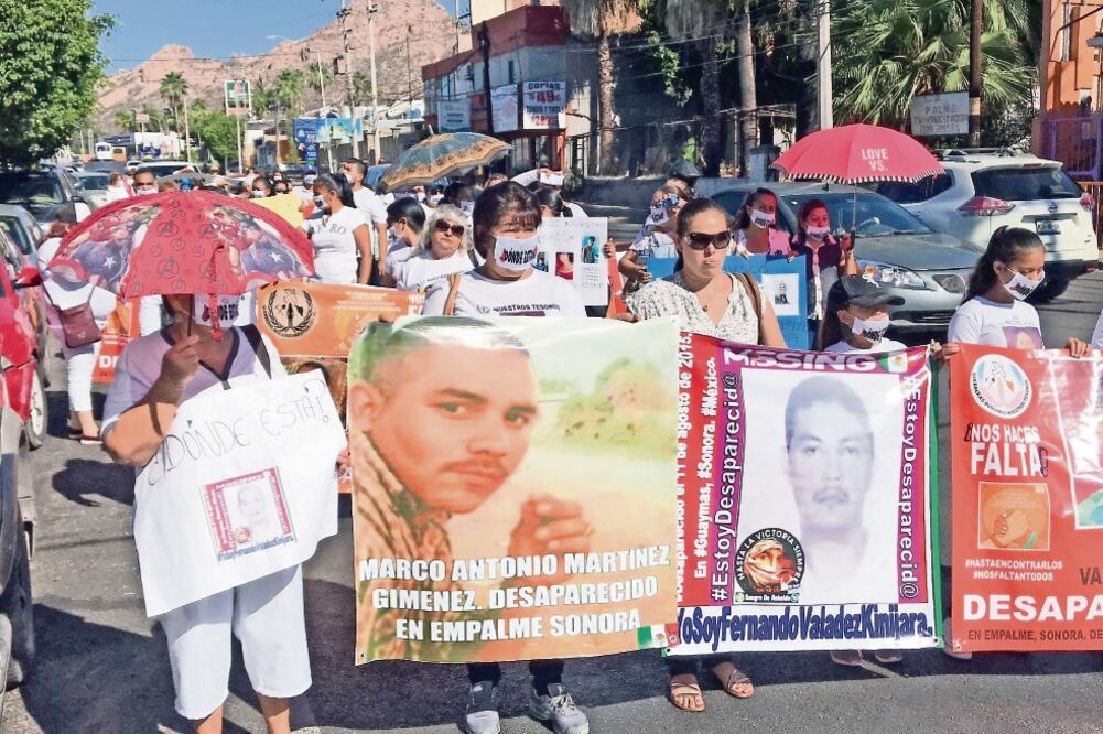 A pesar de las altas temperaturas, decenas de mujeres y familiares marcharon en silencio por la calle Serdán hacia la Plaza de la Madre, en Hermosillo, Sonora, para exigir se investigue el paradero de sus seres queridos. (AMALIA ESCOBAR. EL UNIVERSAL)