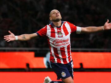 Chicharito Hernández se "agranda" hasta con Chivas TV