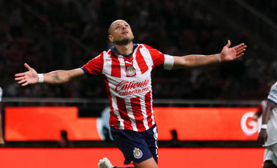 Chicharito Hernández festeja luego de que abriera el marcador para Chivas ante Puebla. Foto: Imago7