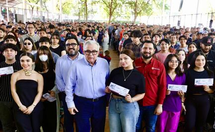 Rocha Moya entrega tarjetas del Bienestar a más de mil 200 jóvenes en Culiacán
