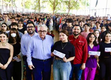 Rocha Moya entrega tarjetas del Bienestar a más de mil 200 jóvenes en Culiacán