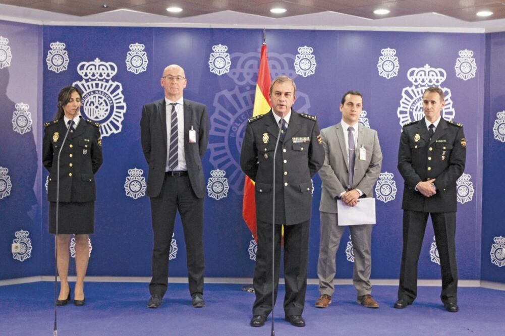 Miembros de Europol e Interpol dieron a conocer ayer información sobre la Operación Tantalio, con la que desmantelaron la red de pedofilia (VÍCTOR LERENA. EFE)