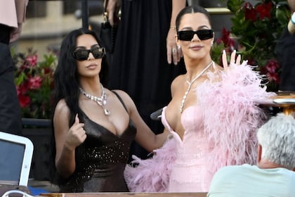 Kim y Khloé Kardashian paralizan Mónaco con vestidos lenceros que desatan furor en la Fórmula 1