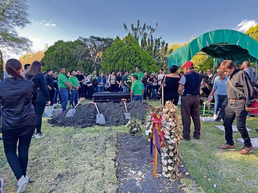 Familiares del regidor panista Alfredo Geovanni Lezama Berrera alzaron la voz durante el sepelio del funcionario, asesinado mientras se ejercitaba en un gimnasio, para condenar el crimen y exigir a las autoridades que esclarezcan el caso. Foto: Justino Miranda | El Universal