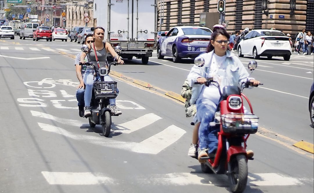 En un recorrido por el Centro Histórico, se observó que los conductores de bicimotos utilizan los carriles exclusivos para el Trolebús y ciclovías. Foto: Fernanda Zamora / EL UNIVERSAL
