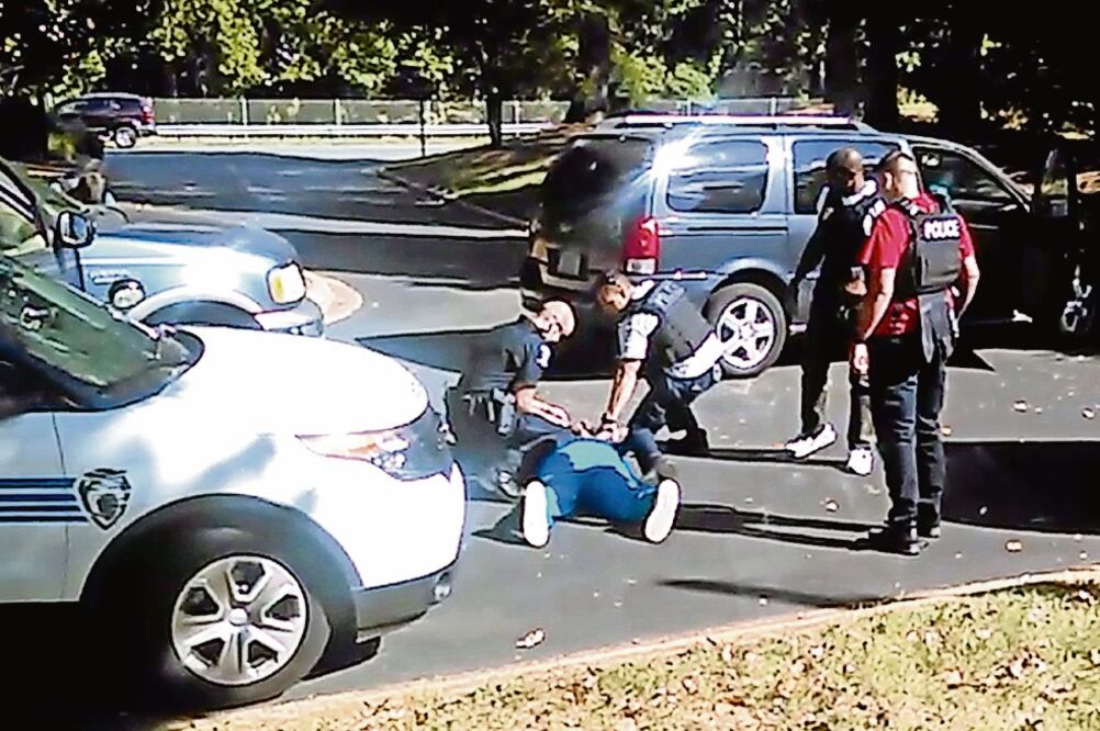 Imagen del video grabado por la viuda de Keith Lamont Scott, Rakeyia Scott, en el que ella pide a los agentes que no disparen contra (RAKEYIA SCOTT)