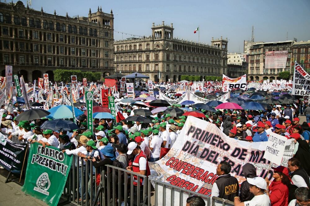 Los sindicalistas marcharon desde el Hemiciclo a Juárez rumbo al Zócalo entre comercios abiertos y sin pintas ni desmanes. Foto: Carlos Mejía