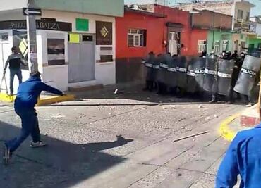 Pobladores agreden con palos, piedras y petardos a 15 policías en Celaya, Guanajuato