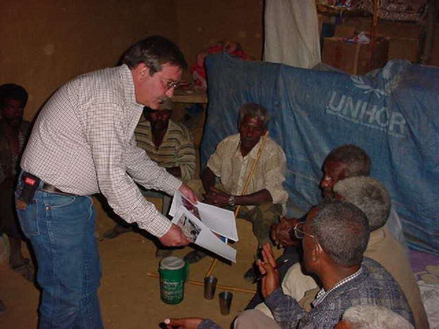 Mexicano combate hambre con nopal en África