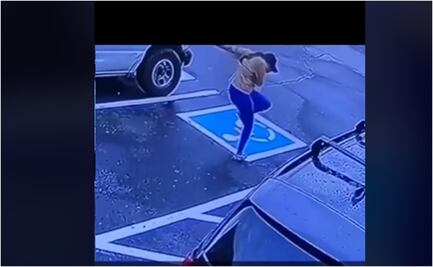 Joven consigue empleo y baila en estacionamiento para festejar 