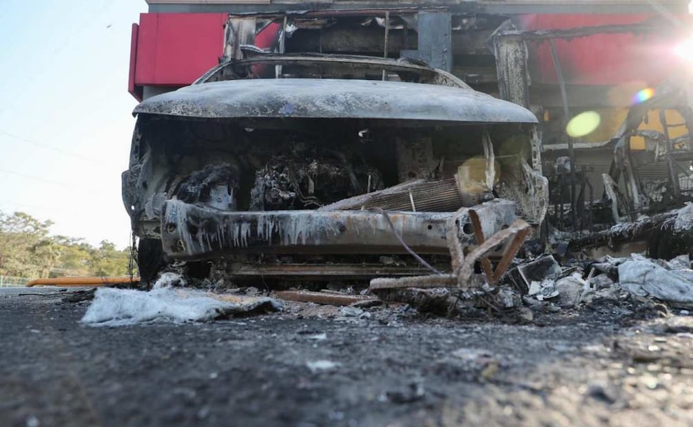 La carretera que conecta el puerto turístico de Puerto Vallarta con la delegación de Ixtapa fue escenario de narcobloqueos, rapiña e incendios durante la jornada violenta del domingo 22 de febrero de 2026. Foto: Juan Carlos Williams/ EL UNIVERSAL