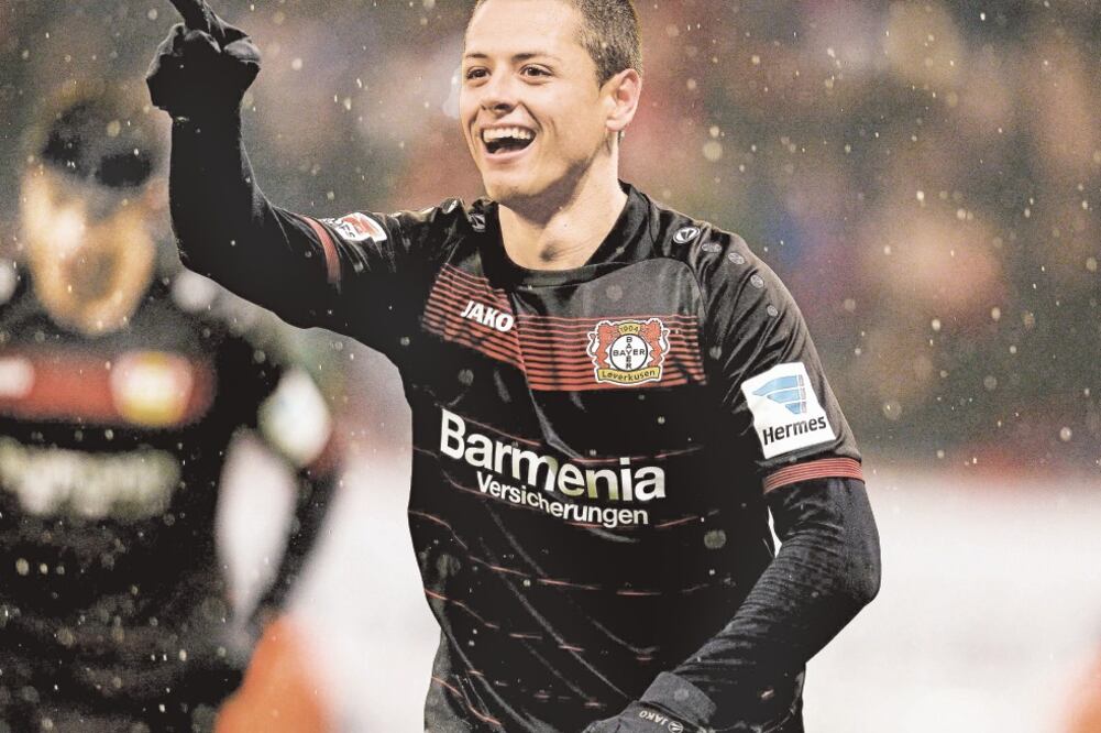 El delantero mexicano lleva 265 juegos en el futbol de Europa. (SASCHA SCHUERMANN. AFP)