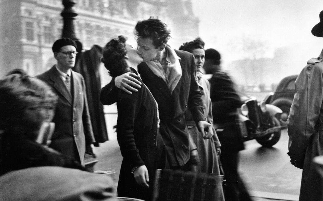 Fotografía facilitada por el Atelier Robert Doisneau, de "El beso del Hôtel de Ville", fechada en 1950.
Foto: EFE, archivo