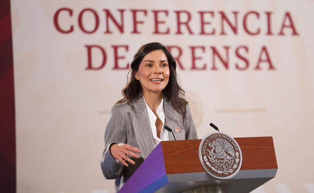 Elizabeth García Vilchis tiene gesto con poblaciones LGBT+ en la mañanera. Foto: Germán Espinosa / EL UNIVERSAL