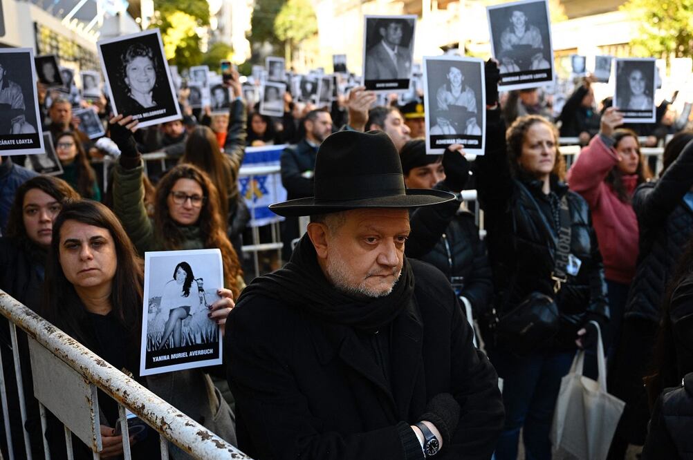 Manifestantes con fotos de las víctimas del atentado contra la AMIA, en el 31 aniversario, en Buenos Aires. FOTO: LUIS ROBAYO. AFP
