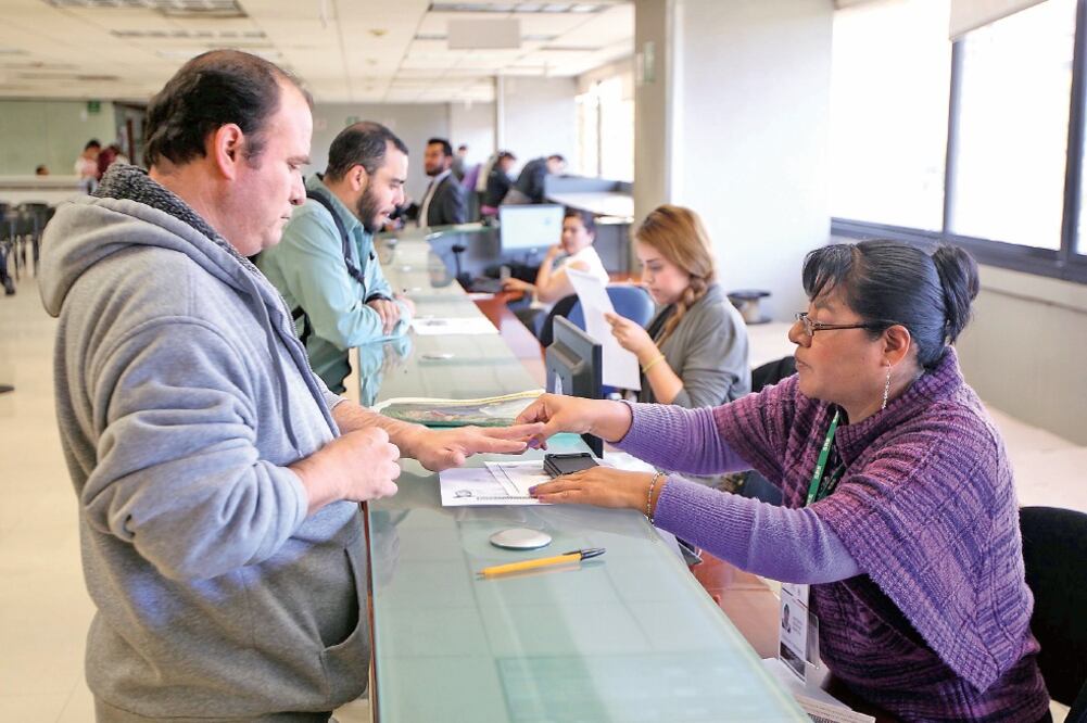 La Secretaría de Relaciones Exteriores informó que sus delegaciones en el país reanudaron ayer, de manera parcial, la elaboración de pasaportes (ARCHIVO EL UNIVERSAL)