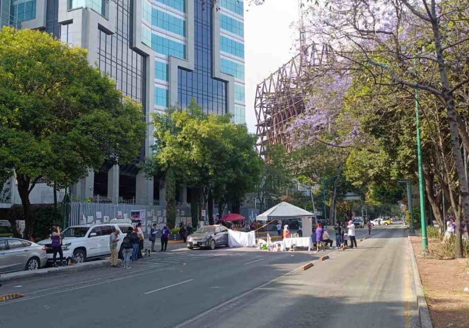 Familiares de Maciel, una mujer víctima de feminicidio, mantienen un bloqueo en ambos sentidos de Avenida Insurgentes Sur. Foto: Especial