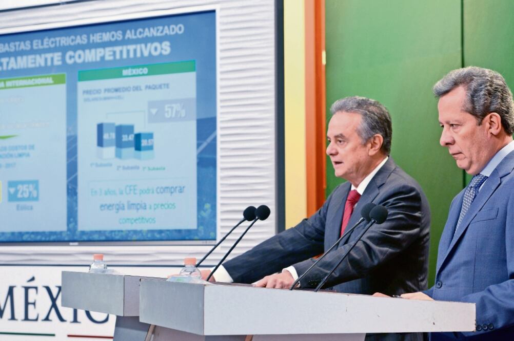 El secretario de Energía, Pedro Joaquín Coldwell (izq.), dice que la estrategia para captar inversiones está redituando a México (PRESIDENCIA)