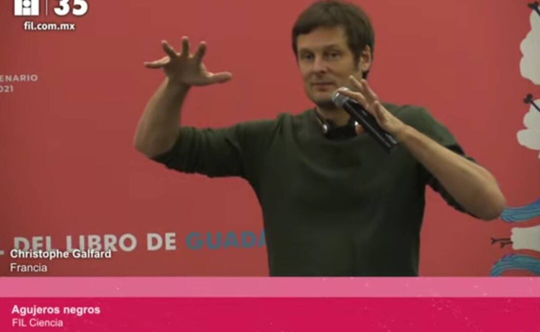 Christophe Galdarf dictó una conferencia sobre los agujeros negros sonde en la 35 Feria Internacional del Libro de Guadalajara.