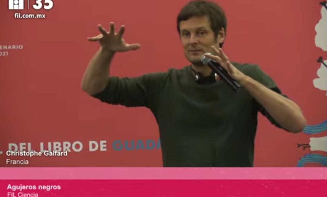 Christophe Galdarf dictó una conferencia sobre los agujeros negros sonde en la 35 Feria Internacional del Libro de Guadalajara.