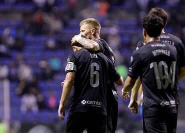 Cruz Azul se adueña momentáneamente del liderato; derrota con tres goles a Puebla