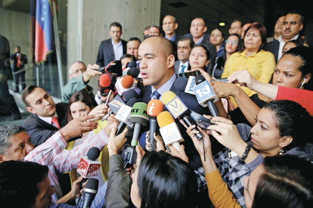 Héctor Rodríguez, diputado del oficialista Partido Socialista Unido de Venezuela, al hablar ayer con reporteros, en la Suprema Corte, en Caracas (MARCO BELLO. REUTERS)