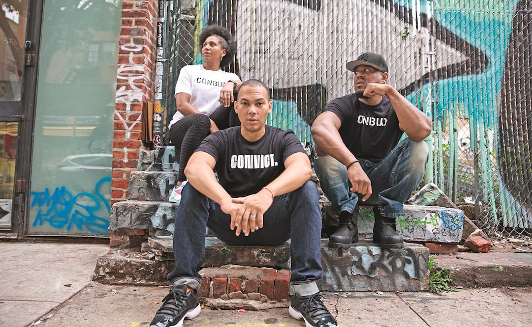 Mario Coss (centro), en su vecindario de Lower East Side, donde por vender marihuana fue detenido. Ahora quiere volver a hacerlo, pero de forma legal.