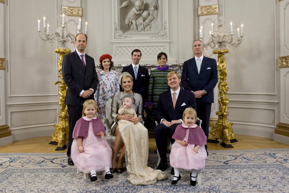 Foto, tomada en 2007, de la reina Máxima junto a los miembros más cercanos de la familia real, incluida su hermana menor Inés Zorreguieta (Foto: AP)