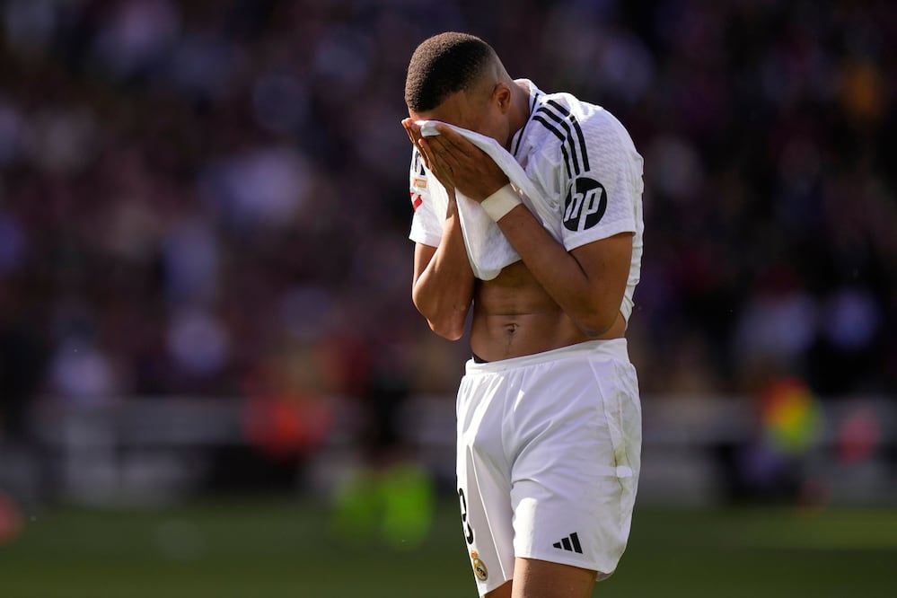 Kylian Mbappe en lamento, tras fallar un gol en el Clásico Español de la LaLiga - Foto: AP