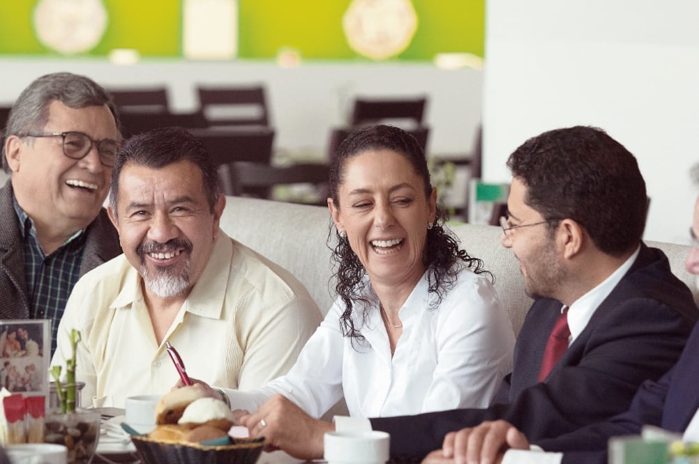 Claudia Sheinbaum afirma que Gilberto Ensástiga (segundo de iz. a der.) tiene relación con diversas organizaciones sociales y es en lo que les ayudará. (GALO CAÑAS. CUARTOSCURO)