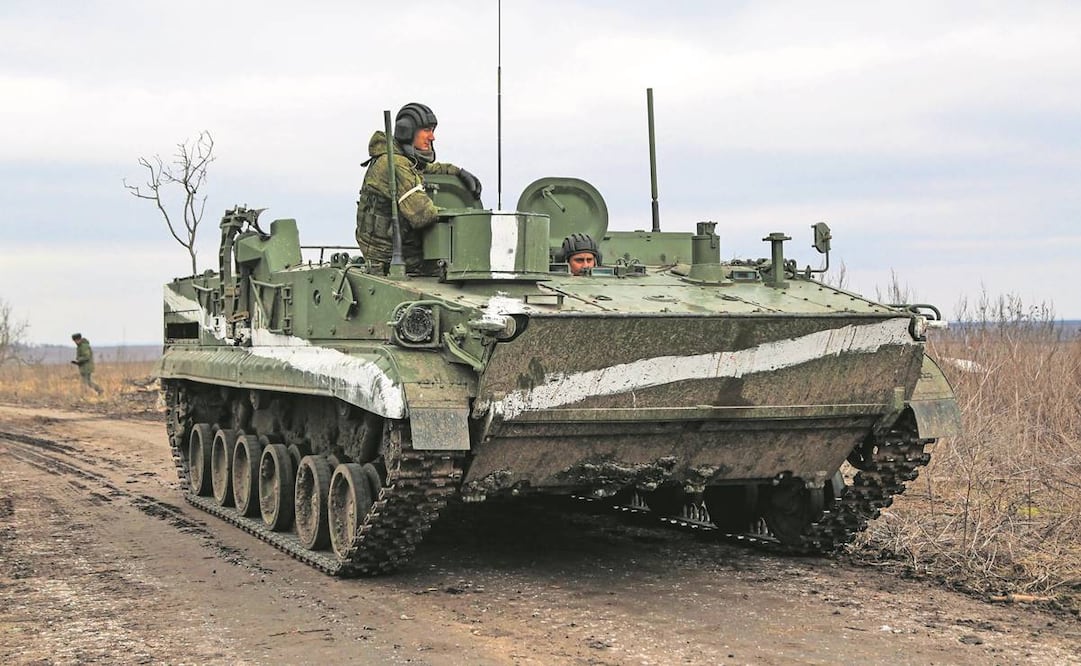Un grupo de militares avanza en un transporte blindado en la región de Mykolaivka, Donetsk, un territorio controlado por separatistas prorrusos. Foto: AP.