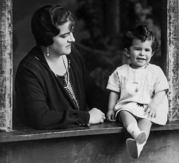 Miguel y su madre en la ventana de su casa. Crédito: del libro Soy mi memoria.