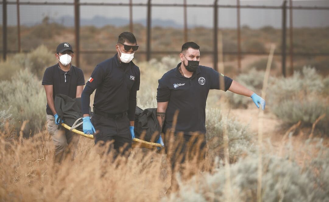 Agentes de la Patrulla Fronteriza informaron a autoridades mexicanas del hallazgo del cuerpo sin vida y en estado de descomposición de un migrante a unos metros del muro metálico que divide a México y Estados Unidos. Foto: Rubén Figueroa