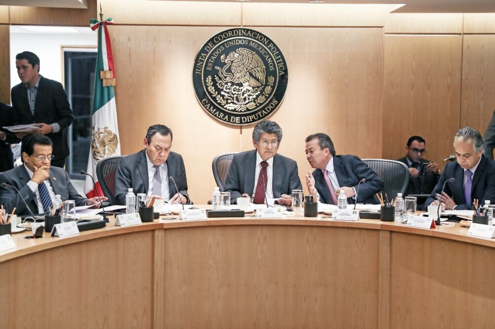El presidente de la Jucopo de la Cámara de Diputados, Francisco Martínez Neri (centro), dio a conocer los recortes tras la reunión con líderes de bancada (GERMÁN ESPINOSA. EL UNIVERSAL)